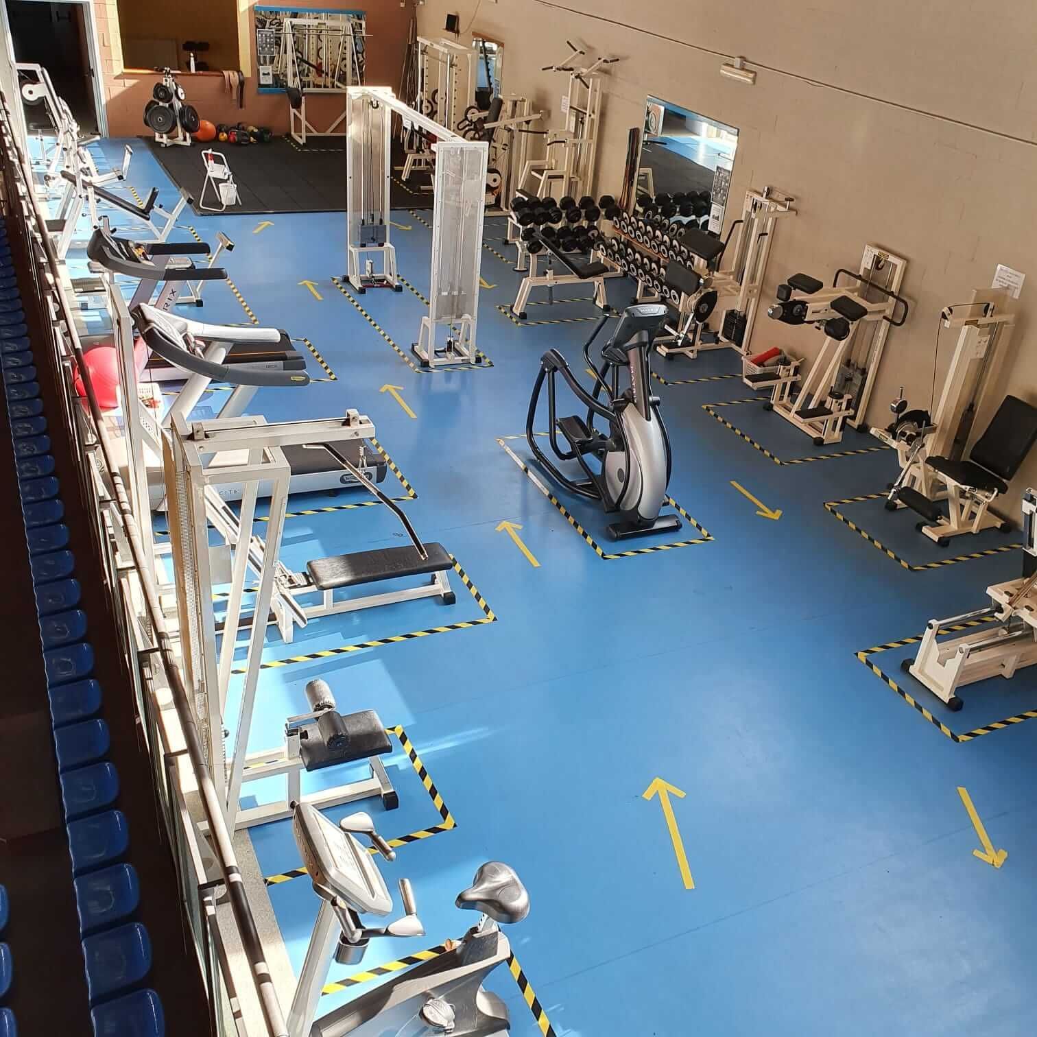 Una vista aerea di una palestra con frecce che puntano in diverse direzioni