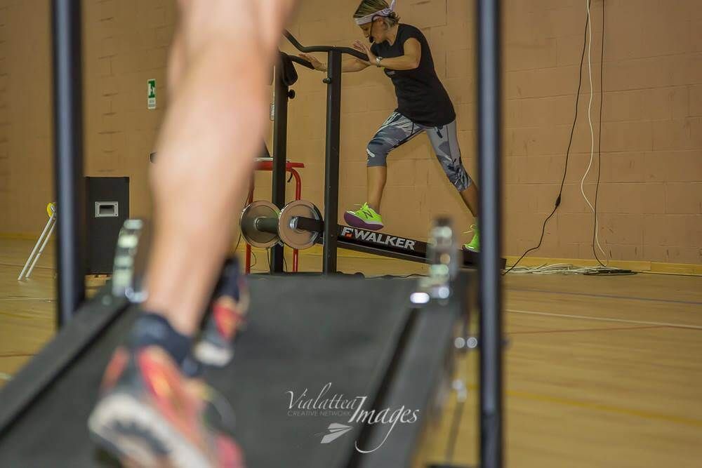 Una persona corre sul tapis roulant in una palestra.