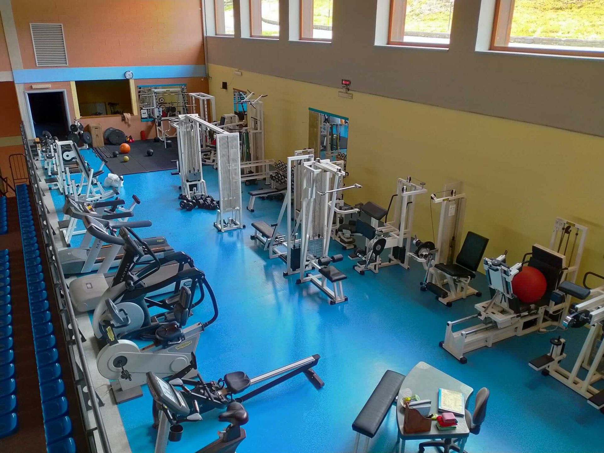 Una vista aerea di una palestra piena di attrezzi per l'esercizio fisico