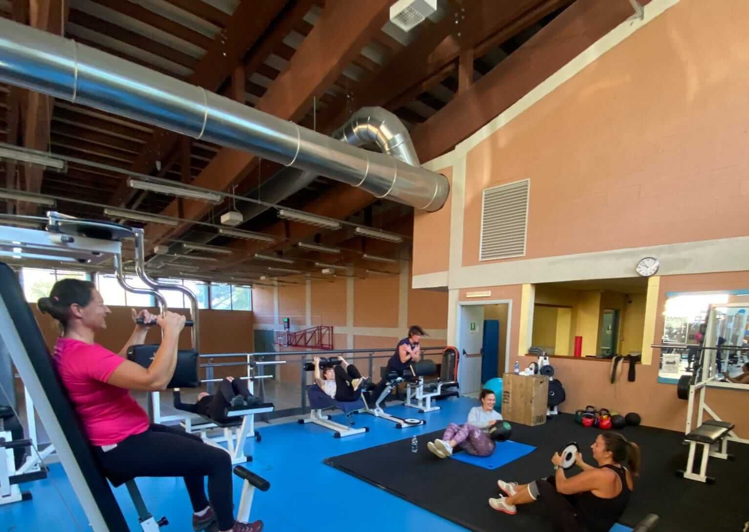 Un gruppo di persone si allena in palestra.