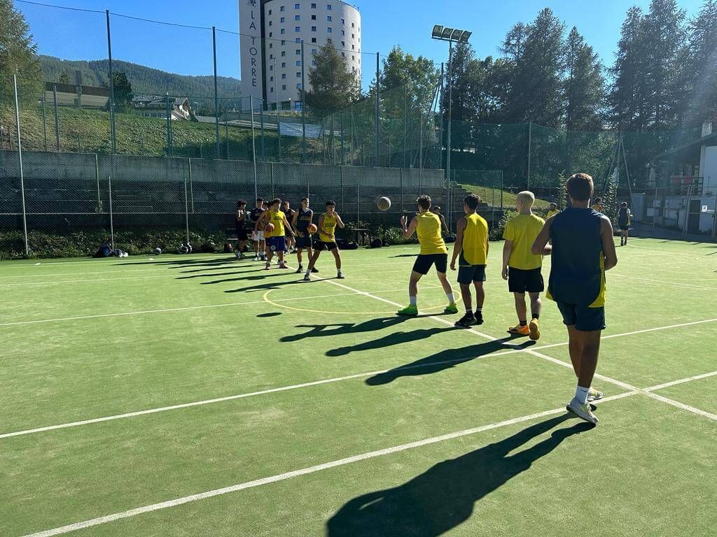 Un gruppo di persone sta giocando a pallavolo su un campo.