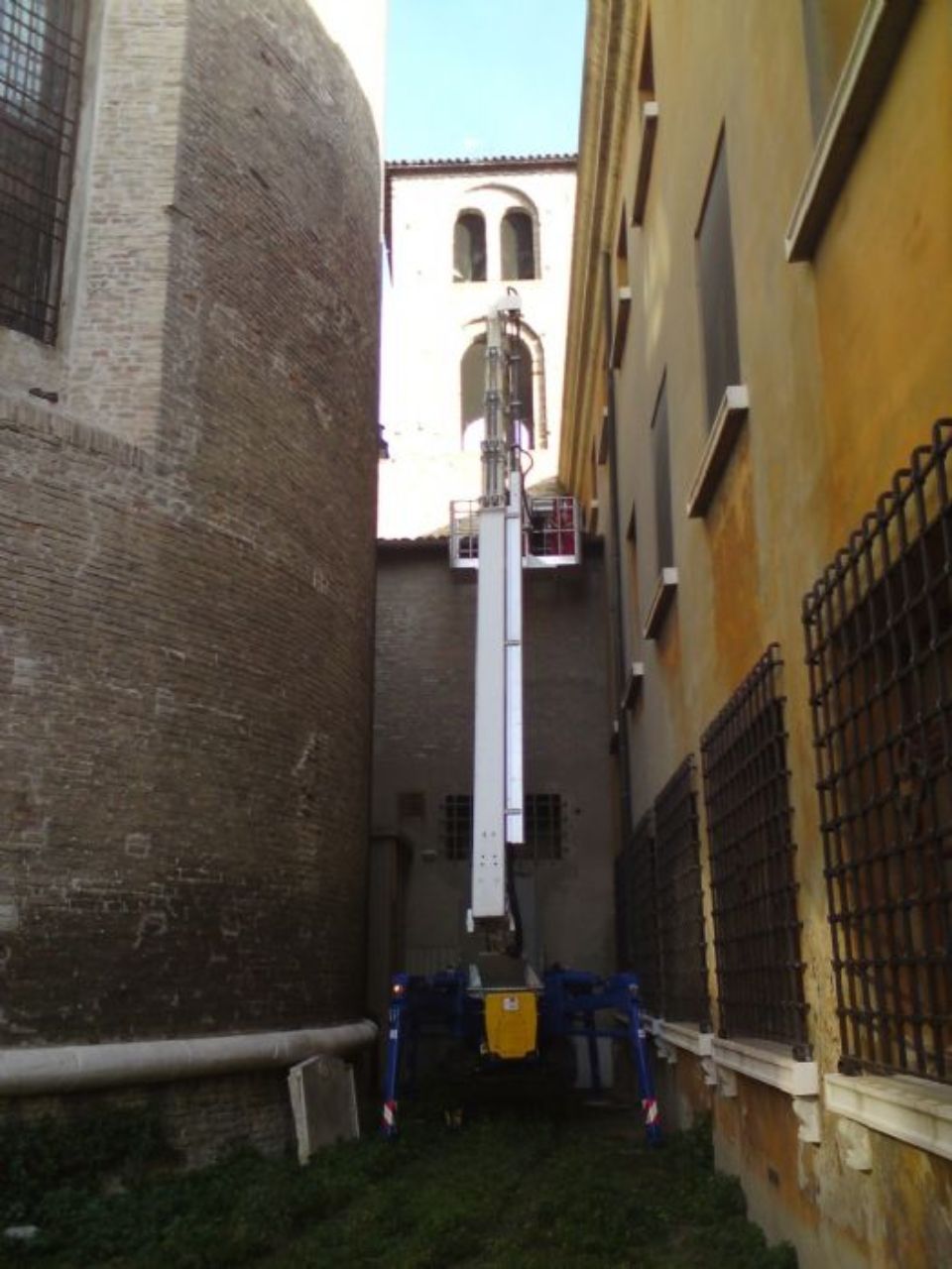 lavoro su una facciata con piattaforma aerea