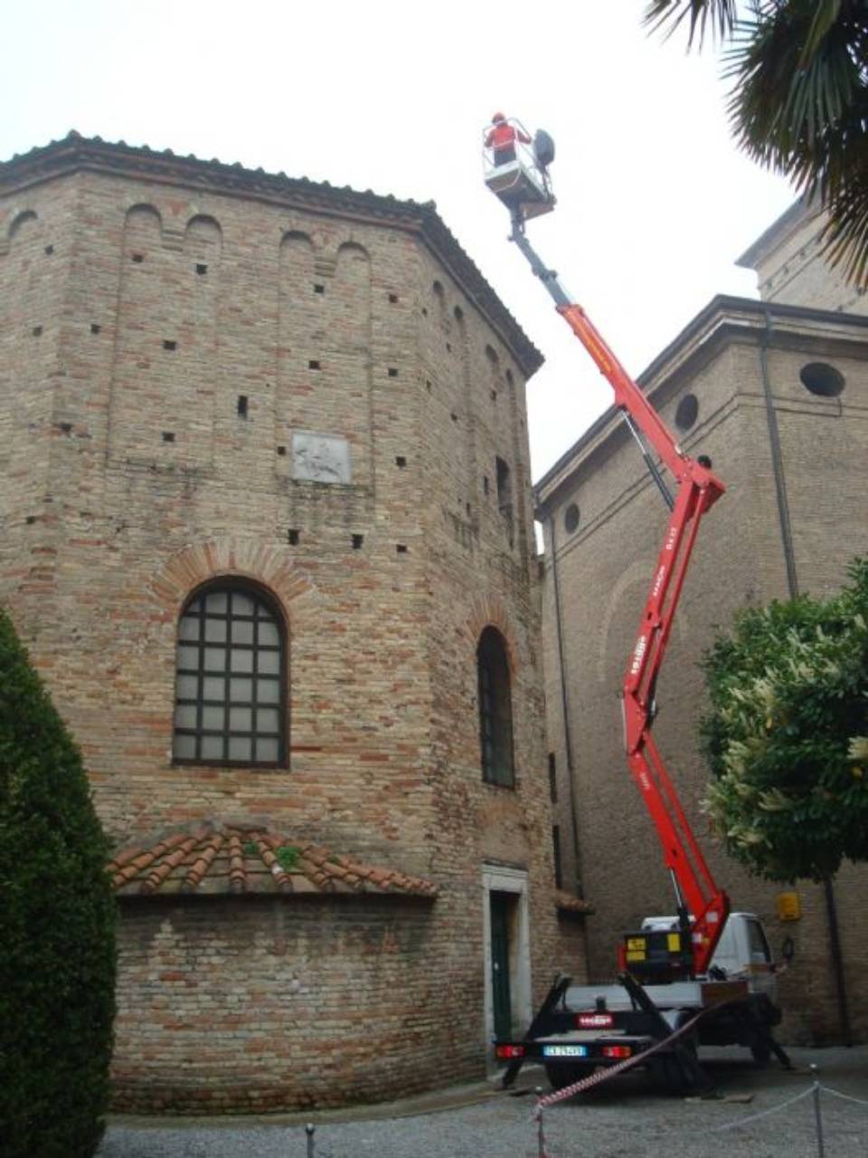 operatore su piattaforma aerea