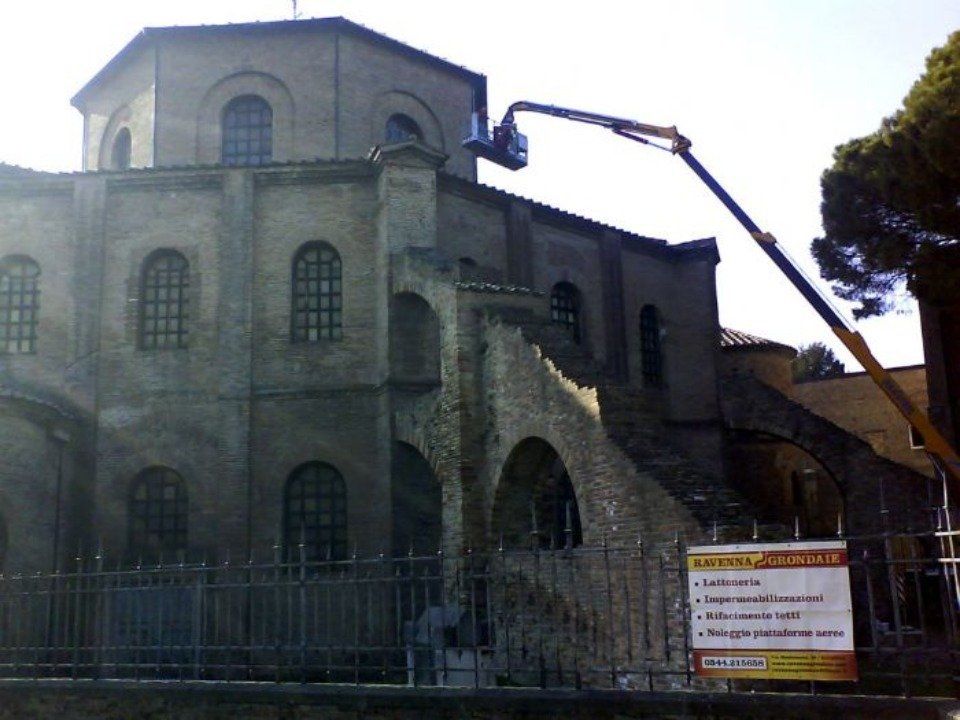 lavoro su grondaie con piattaforma aerea