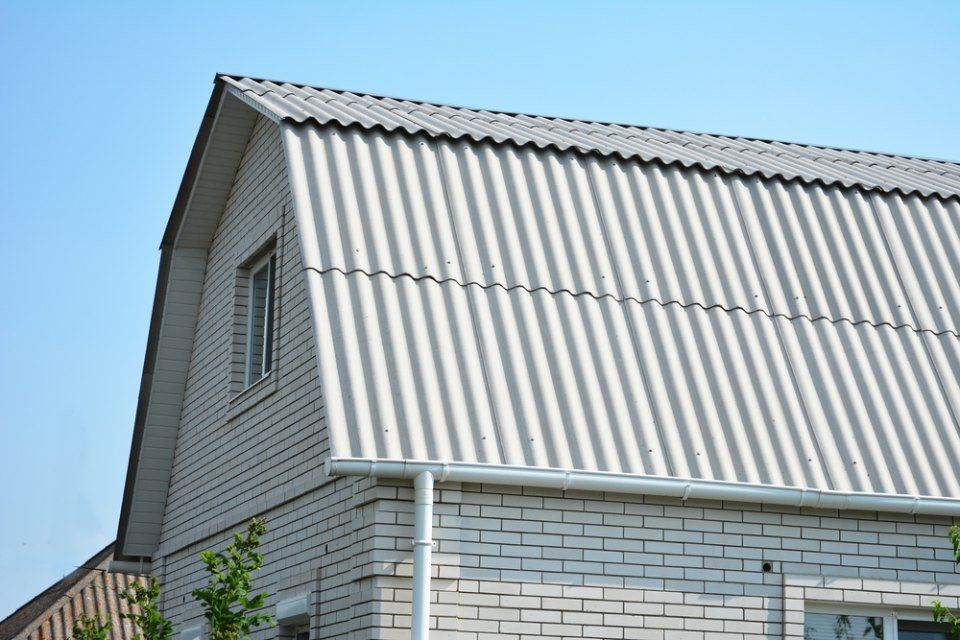 casa con tetto in lamiera grigia