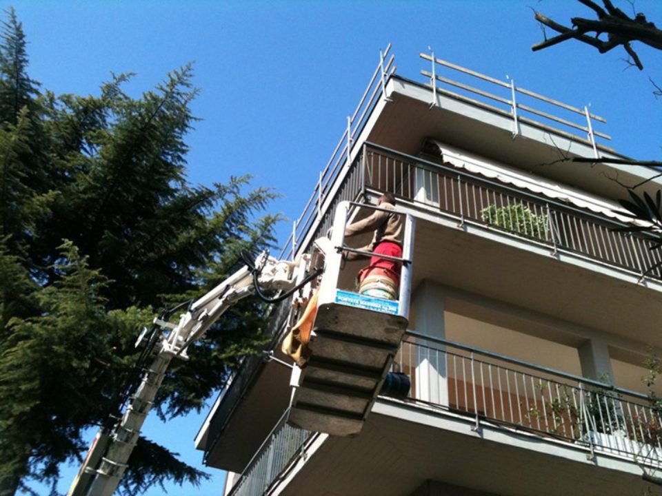 operatore su una piattaforma aerea