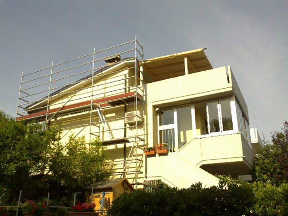 impalcature sulla facciata di un condominio