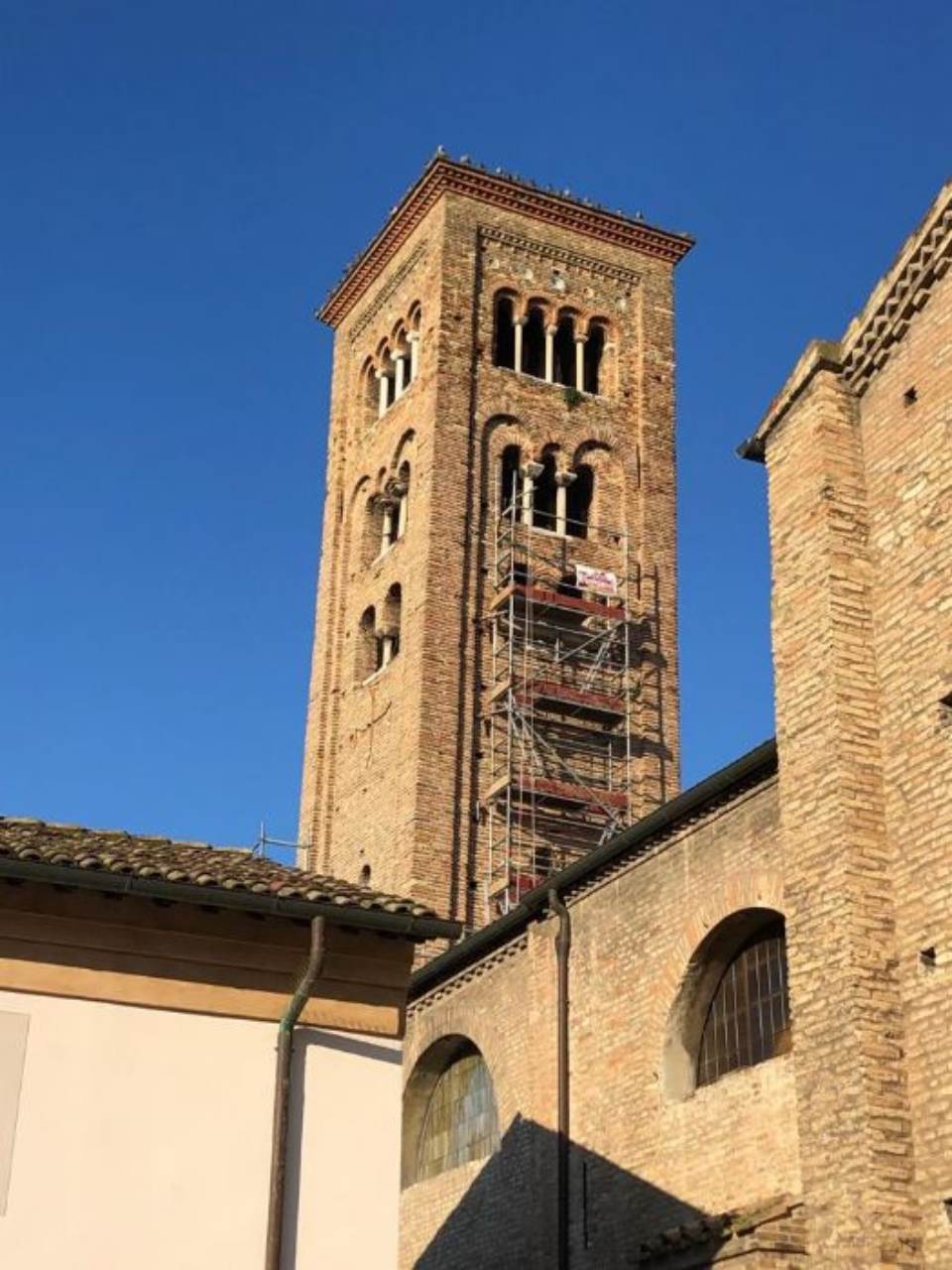 lavoro di restauro di un campanile