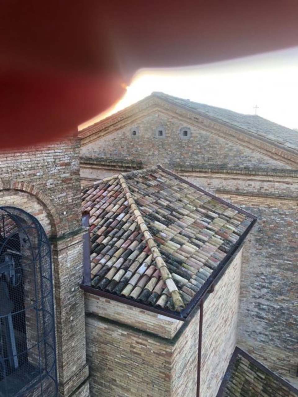 antica basilica con copertura restaurata