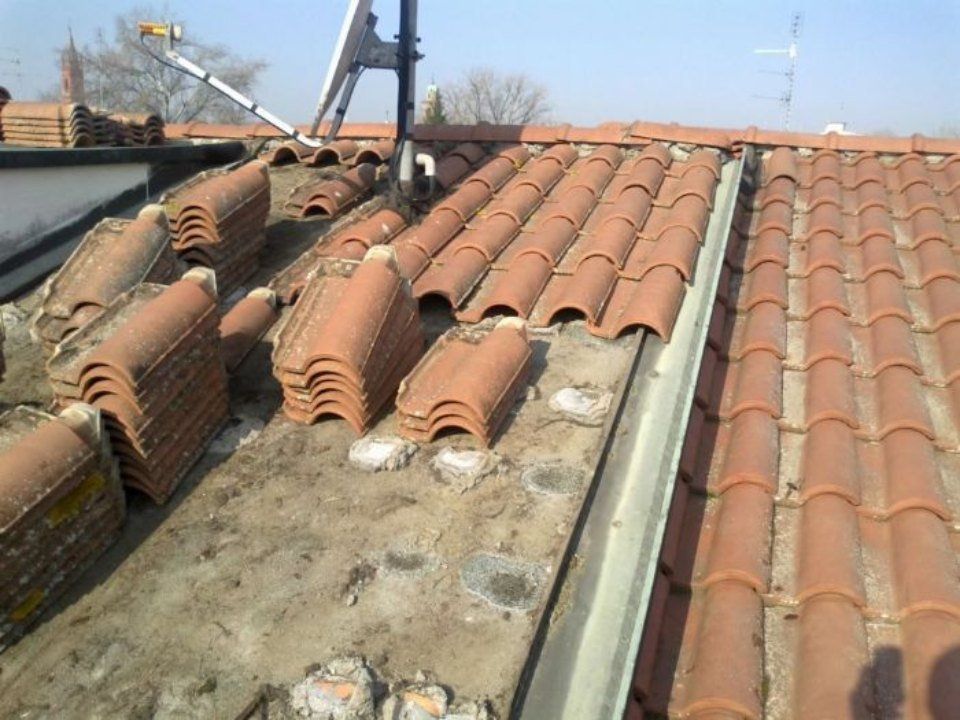 posa tegole per tetto