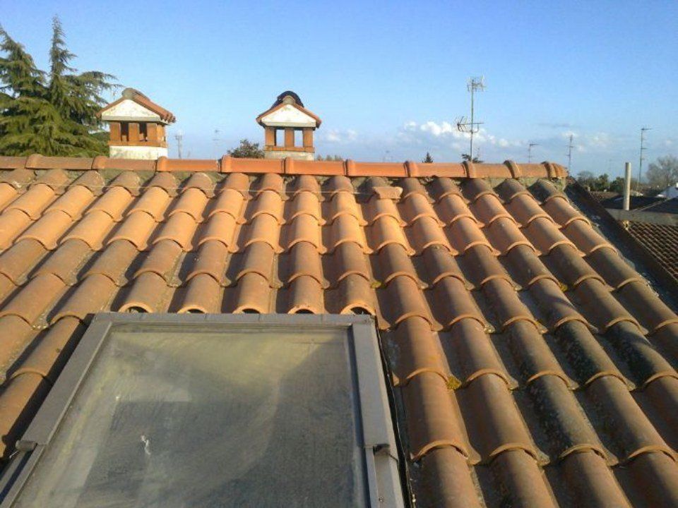 tetto in tegole con lucernario