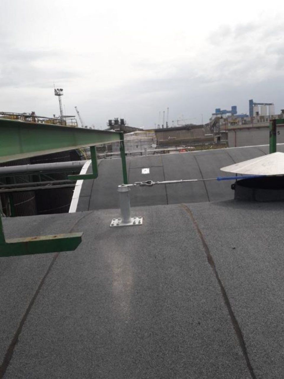 sistema linea vita installato su copertura in pannelli sandwich