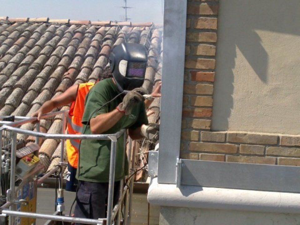 operatori che lavorano in quota su una facciata