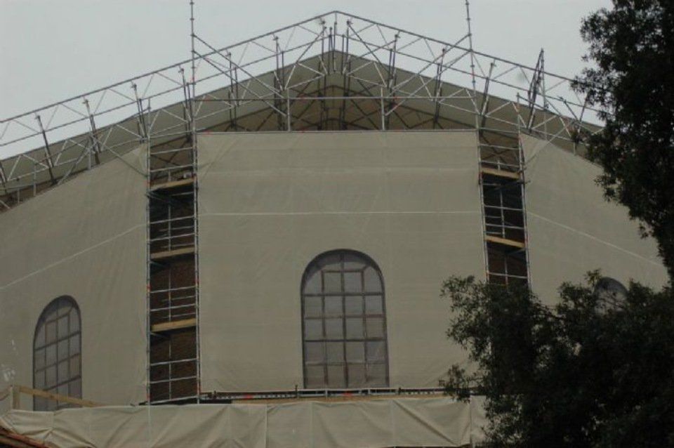 impalcatura su una basilica per lavori in sicurezza