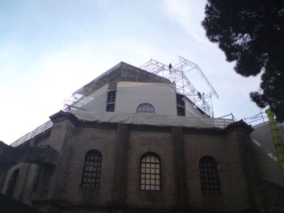 operatori che restaurano una basilica in sicurezza