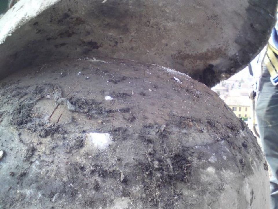 componente di un campanile da restaurare