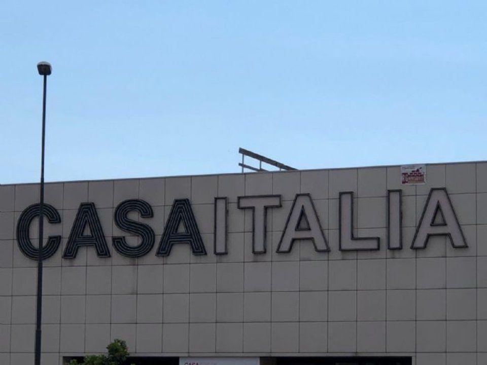 insegna di Casa Italia