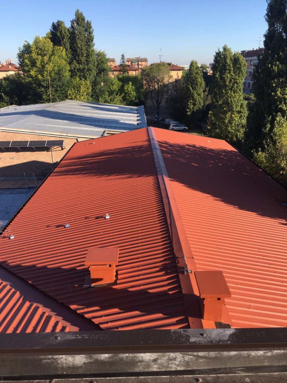 tetto di una scuola in amianto