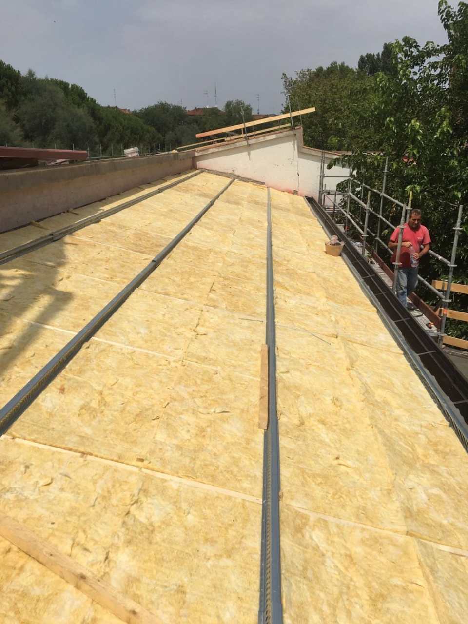 posa pannelli in compensato su copertura