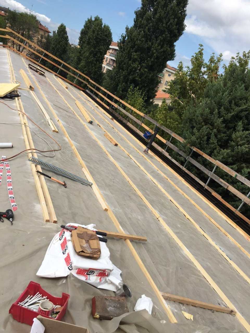 rifacimento del tetto di una scuola