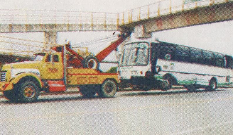 Grúas Mono Díaz grúa llevando bus