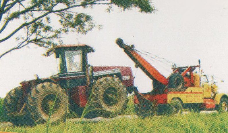 Grúas Mono Díaz grúa cargando tractor