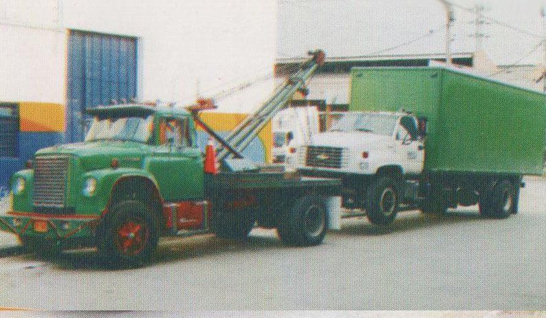 Grúas Mono Díaz grúa cargando camión