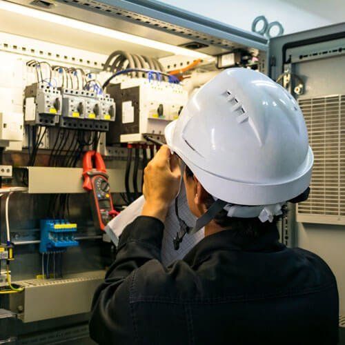 Mechanical and electrical service offered by a man with white safety helmet
