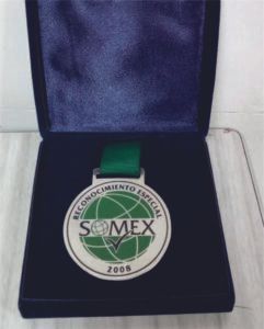 Diseño y fabricación de Medallas para todo tipo de eventos en Medellín. Fabricamos Trofeos y placas conmemorativas.