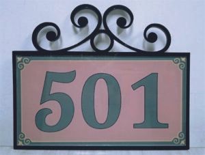 En Llaverplas fabricamos placas para nomenclatura en todos los materiales. Números y señalización para edificios en Colombia