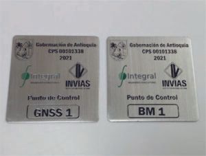 Placas metálicas para obras públicas en Medellín