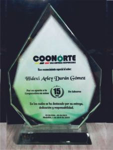 Diseño y fabricación de placas en vidrio para todo tipo de eventos en Medellín