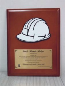 Diseño y fabricación de placas conmemorativas en  Antioquia.