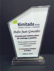 Llaverplas, fabrica de placas conmemorativas en vidrio, acrílico, metálicas y madera para todo tipo de eventos en Medellín