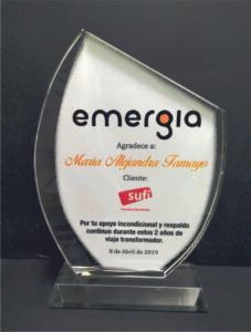 Encuentra en Llaverplas placas conmemorativas en vidrio, madera, acrílico y metálicas en Antioquia.