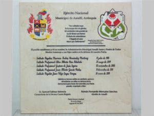 Fabricamos placas en acrílico, metálicas, piedra y madera para inaguración de obras públicas y privadas en Antioquia