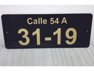 Fabrica de elementos para nomenclatura. Señalización vial e industrial en Antioquia.