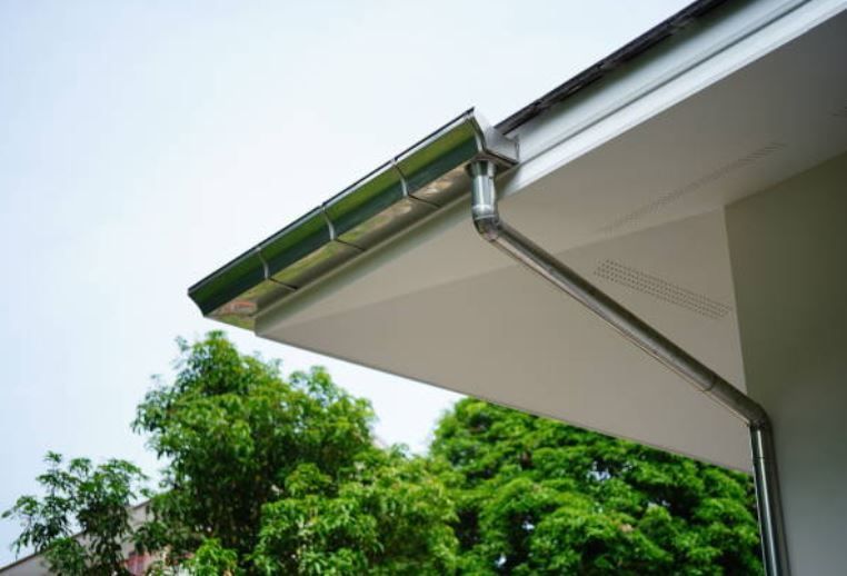 Aluminum gutters on home