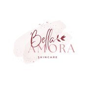 Logo voor Bella Amora Skincare met elegante schrijfletters en schreefletters boven een lichtroze aquarelspat.