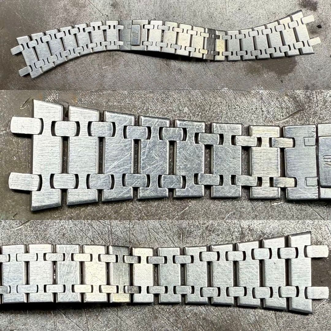 Tre sezioni di un bracciale per orologio in acciaio inossidabile spazzolato con maglie a forma di H, esposte su una superficie grigia.