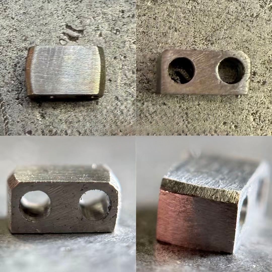 Un'immagine composita che mostra una piccola perlina distanziatrice metallica rettangolare con due fori, vista da quattro angoli diversi.