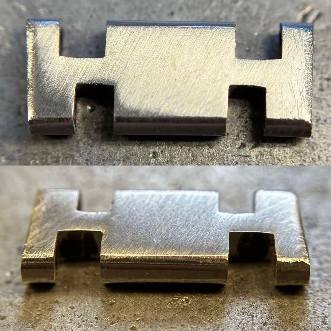 Due viste di un piccolo oggetto metallico a forma di H con texture spazzolata, appoggiato su una superficie grigia e granulosa.