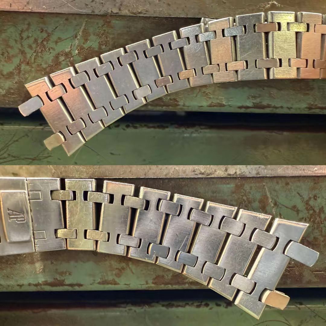 Bracciale per orologio Audemars Piguet Royal Oak bicolore in acciaio inossidabile e oro, diviso in due sezioni su una superficie metallica.