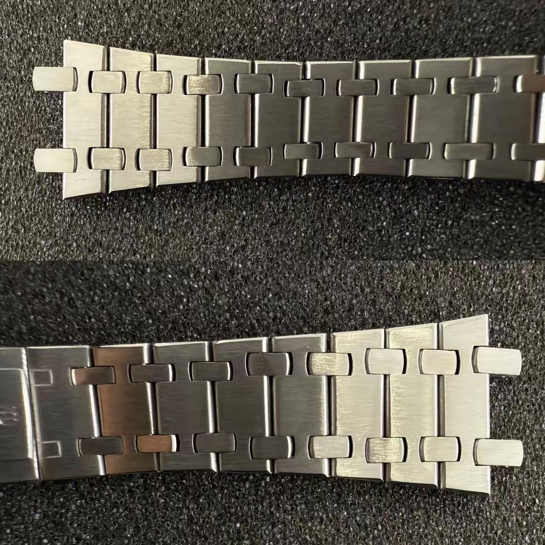 Due segmenti di bracciale per orologio in acciaio inossidabile, stile Royal Oak, con maglie spazzolate, mostrati su uno sfondo scuro e strutturato.