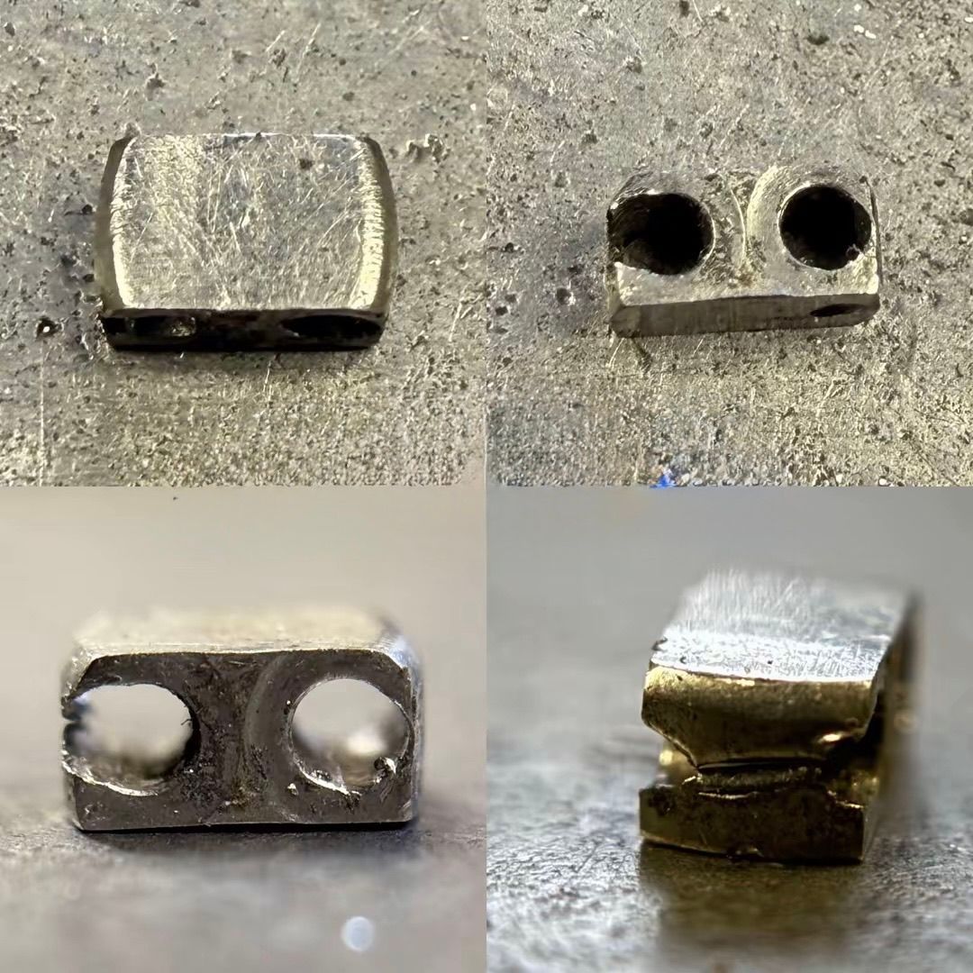 Un'immagine composita che mostra quattro viste di un piccolo componente metallico rettangolare di colore argento, caratterizzato da due fori circolari.