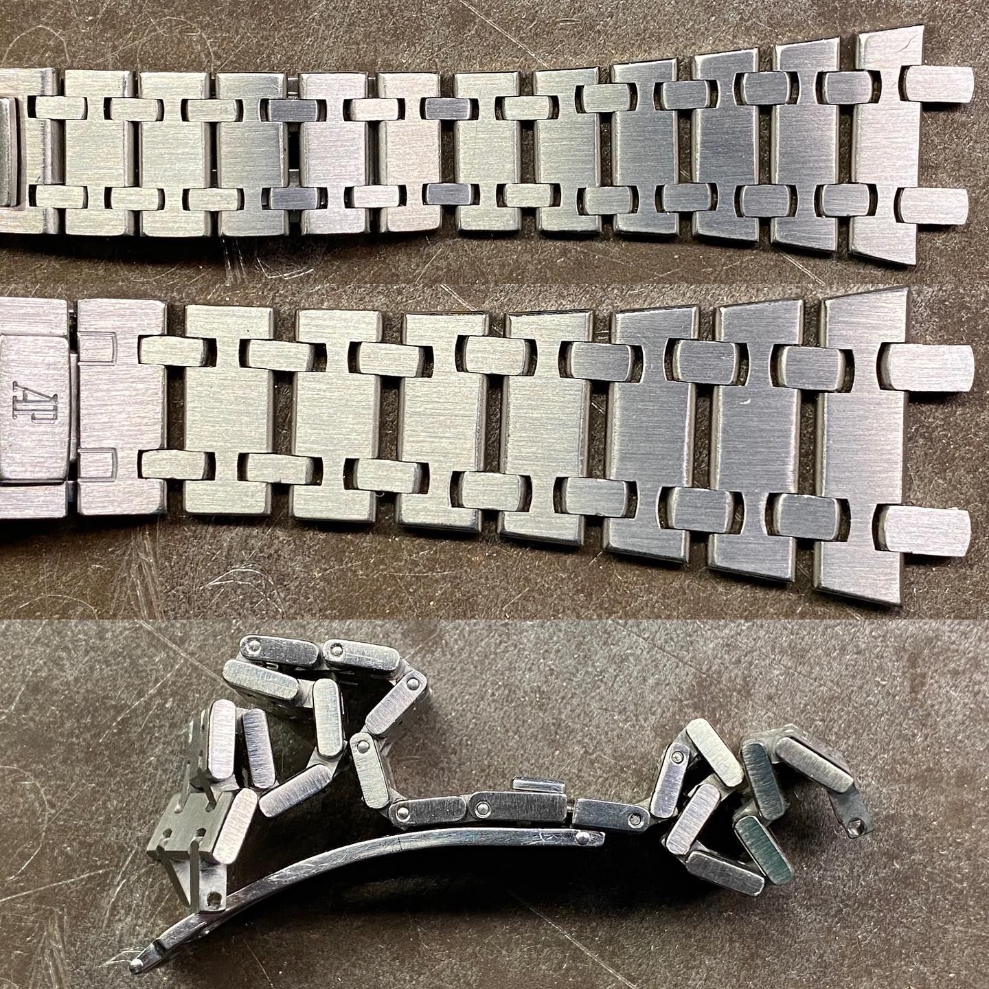 Due file di bracciali per orologi Audemars Piguet sono esposte sopra un cinturino flessibile e arrotolato, su una superficie grigia.