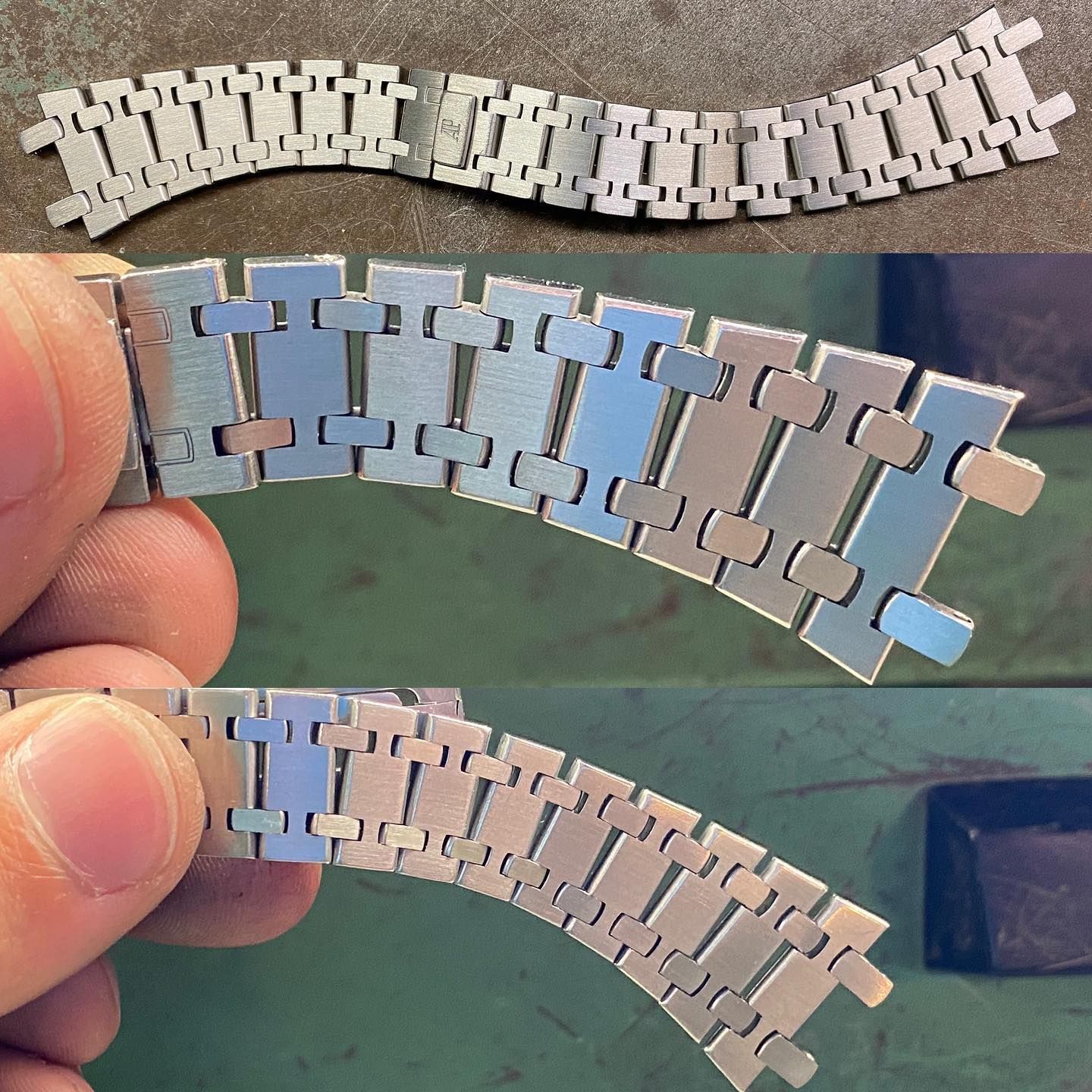 Un bracciale di metallo per orologio viene tenuto e manipolato dalle dita, mostrando le sue maglie articolate.