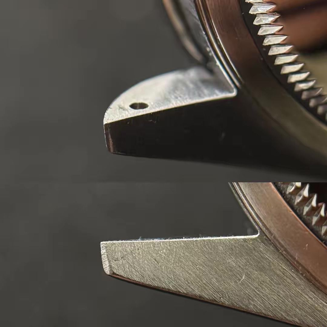 Un'immagine divisa che mostra l'ansa di un orologio con il foro per la barretta a molla nella parte superiore e un'ansa liscia, non forata, nella parte inferiore.