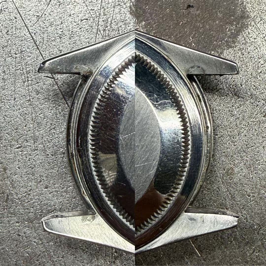 Un confronto a schermo diviso del fondello metallico di un orologio, che mostra una superficie graffiata a sinistra e una lucida a destra.