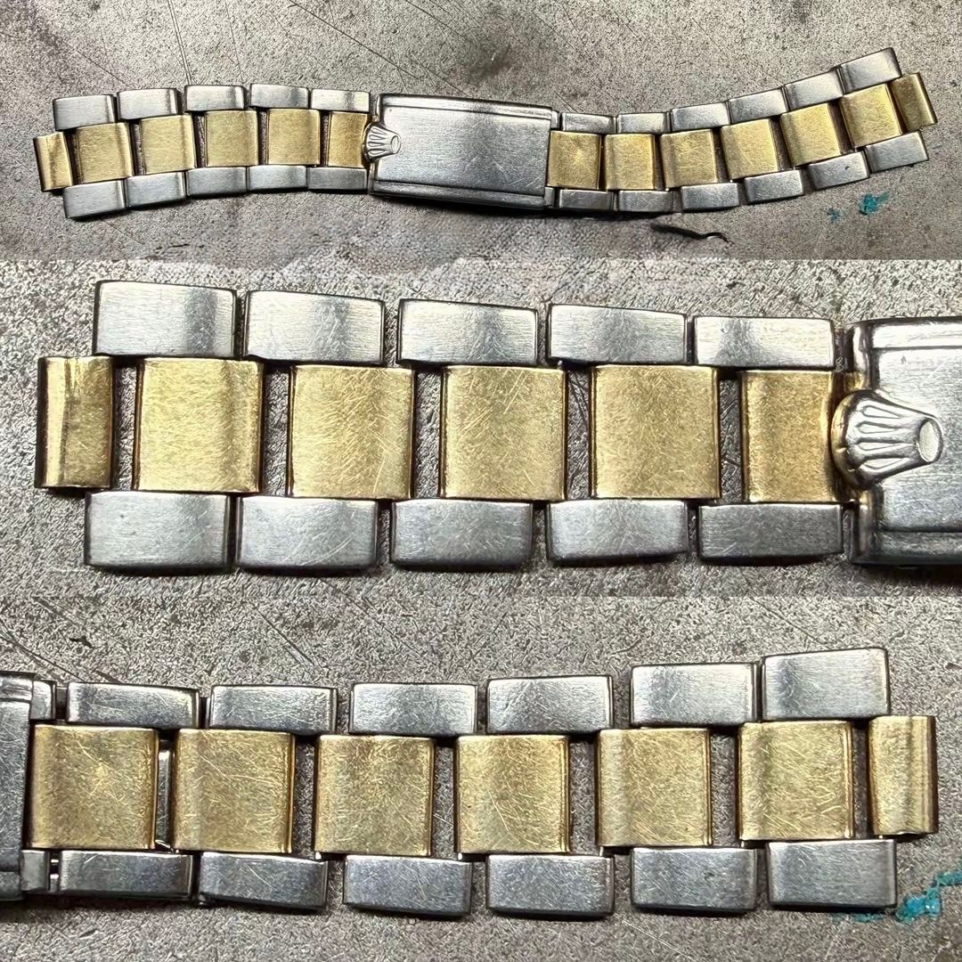 Primo piano di un bracciale per orologio bicolore argento e oro, mostrato in tre sezioni separate su uno sfondo grigio texturizzato.
